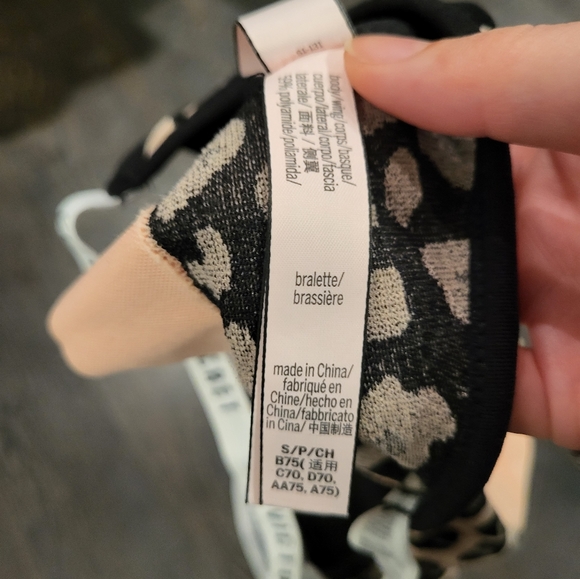 2 VICTORIAS SECRET BRALETTES - Picture 4 of 6